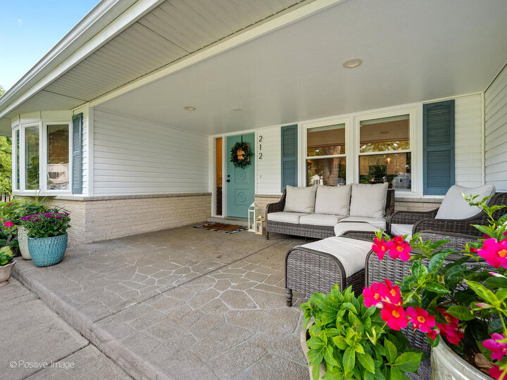 Property Photo:  212 Hamilton Lane  IL 60189 
