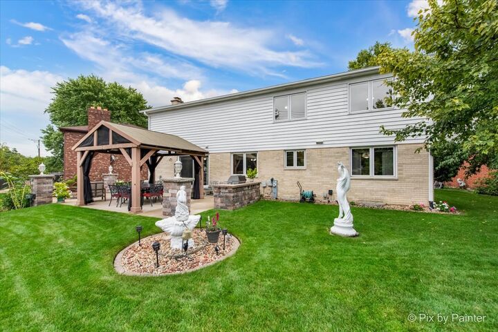 Property Photo: 690 Yorkshire Lane IL 60016