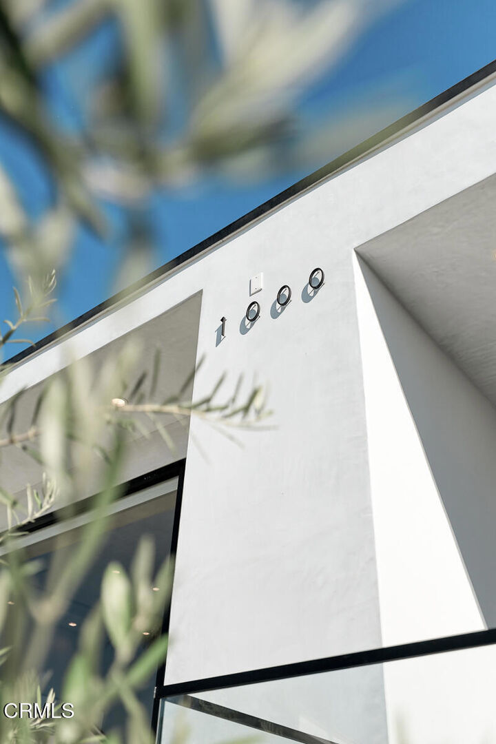 Property Photo: 1000 Avonoak Terrace CA 91206