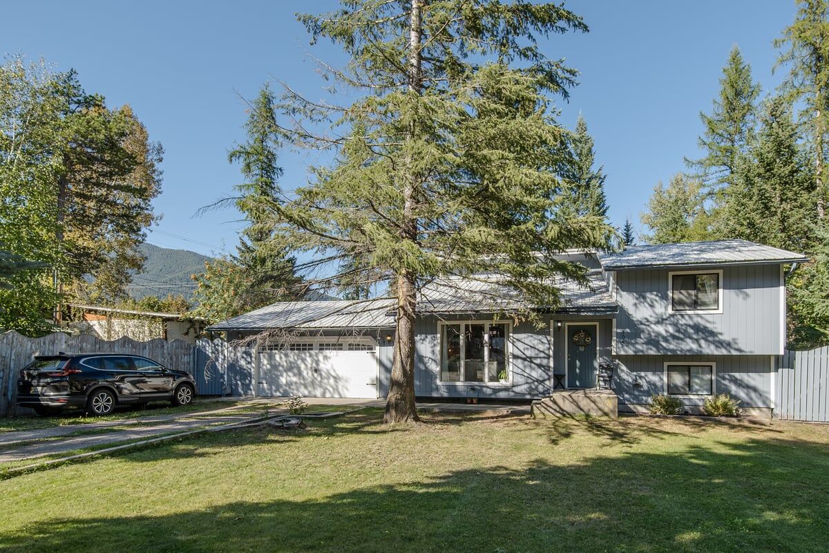 Property Photo:  304 4th Avenue S  MT 59919 