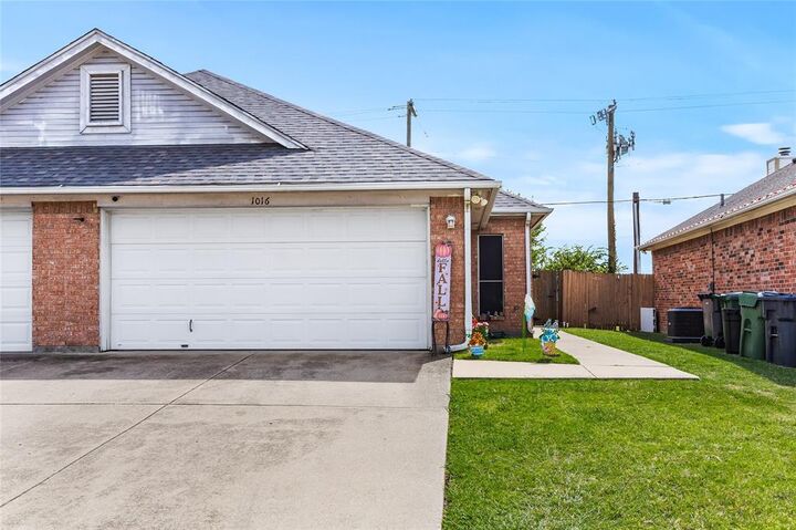 Property Photo: 1016 Brenner Court TX 76017