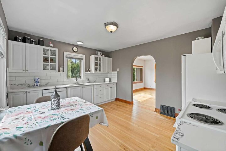 Property Photo:  283242 Township Road 260  AB T1Z 0Z2 