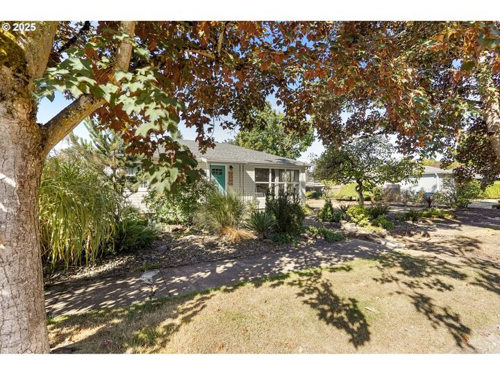 Property Photo: 2055 Laurel Ave OR 97301