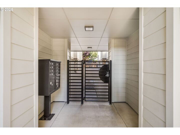 Property Photo:  672 1st St  OR 97034 