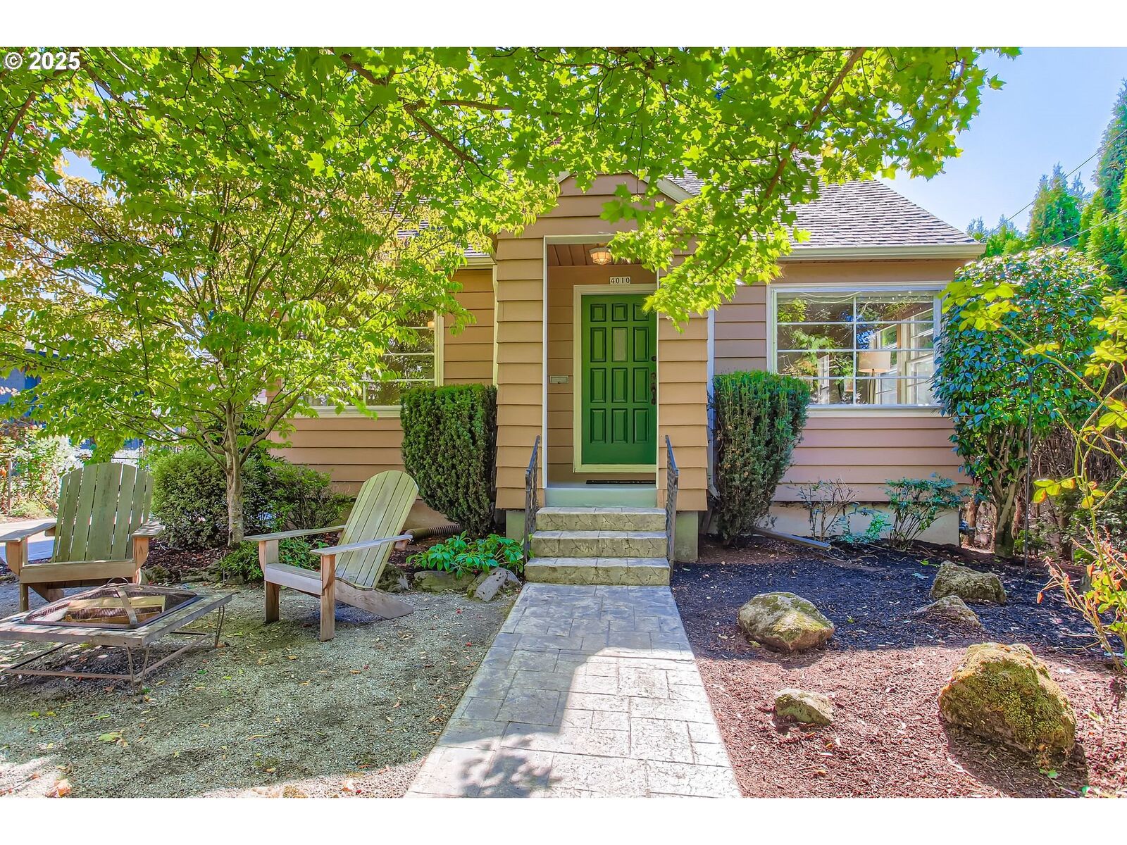 Property Photo:  4010 SE Ogden St  OR 97202 