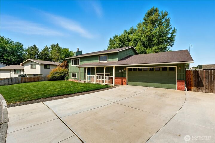 Property Photo:  1419 SE Independence Drive  WA 99324 