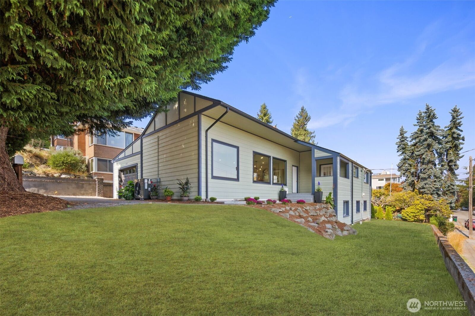 Property Photo:  3205  25th Avenue W  WA 98199 