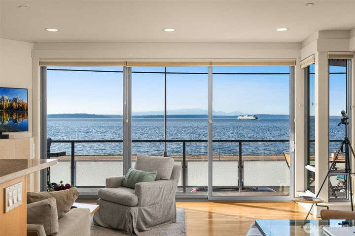 Property Photo:  1350  Alki Avenue SW 2N  WA 98116 