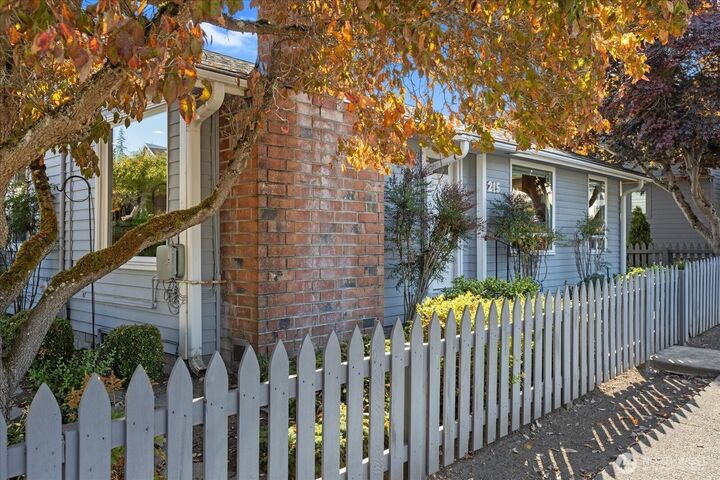 Property Photo:  215  6th Avenue S  WA 98020 