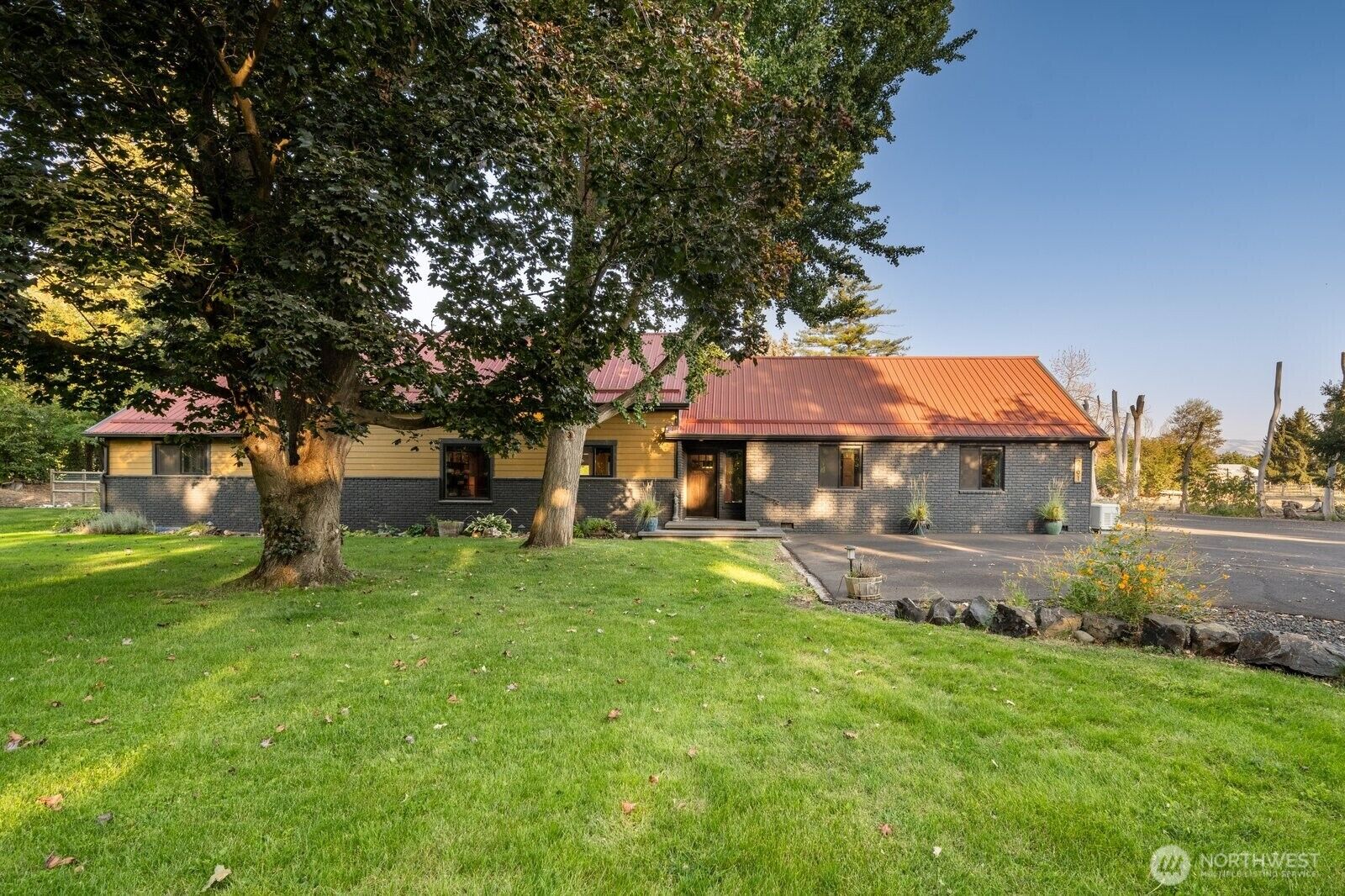 Property Photo: 2791 S 3rd Avenue WA 99362