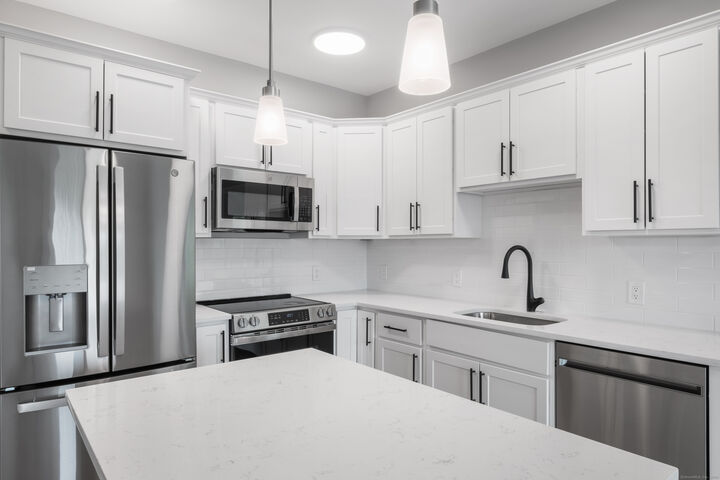 Property Photo:  300 Harbour Close R  CT 06519 