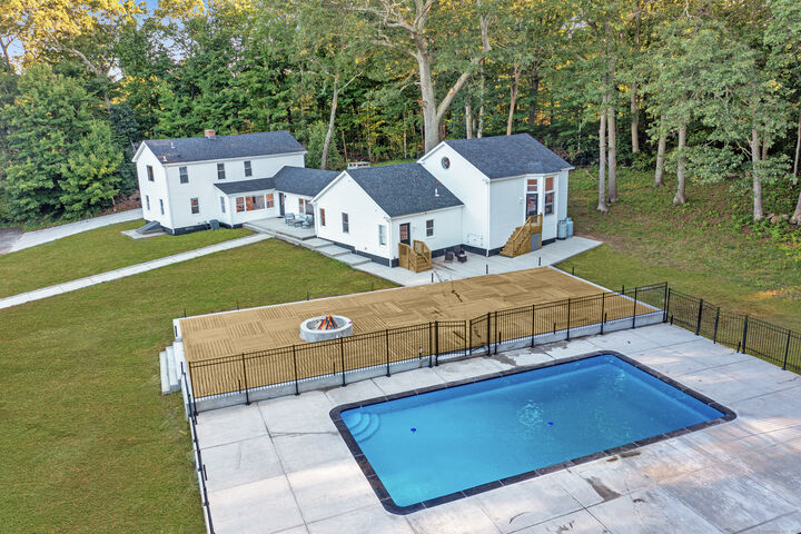 Property Photo:  16 Yankee Peddler Path  CT 06443 