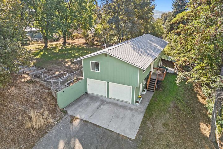 Property Photo:  780 N Elm St  WA 99114