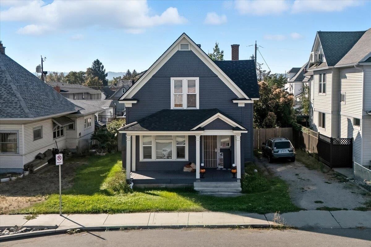 Property Photo:  914 E Indiana Ave  WA 99207 