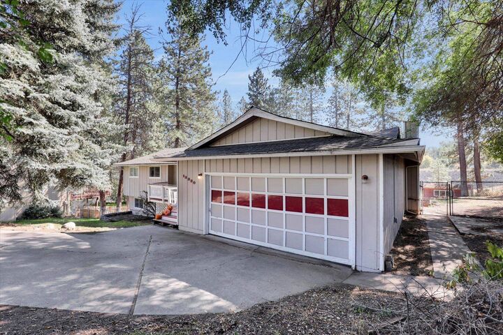 Property Photo:  13320 N Hillary Ct  WA 99021 