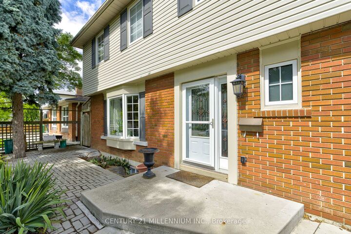 Property Photo:  17 Evesham Crescent  ON L6T 3R9 