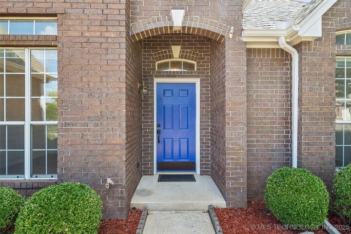 Property Photo: 1509 E Dover Street OK 74012