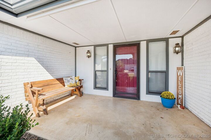 Property Photo:  704 S Timberridge Drive  OK 74023 