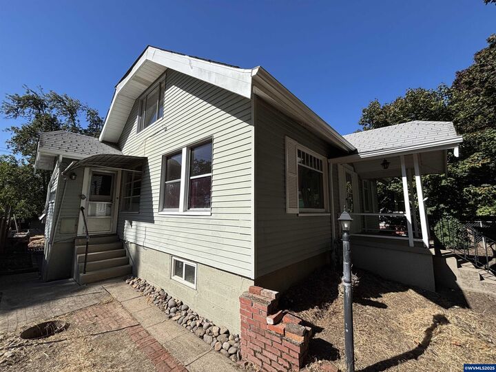 Property Photo: 315 16th St SE OR 97301