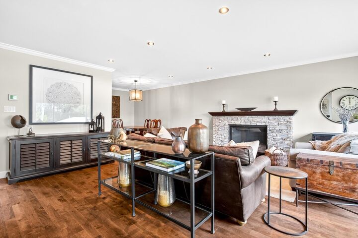 Photo de la propriété:  8816 Russell Drive  BC V4C 4P7 