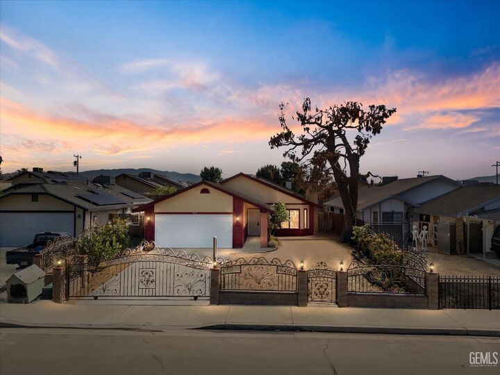 813 Orangewood Street  Bakersfield CA 93306 photo