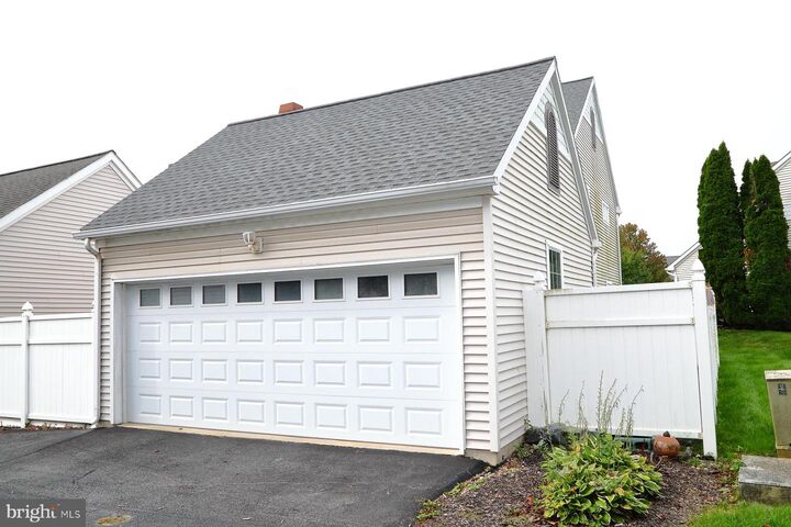 Property Photo:  1049 Kent Gdn  PA 17543 