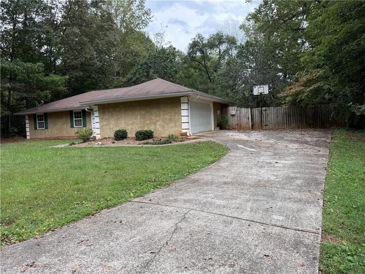 Property Photo: 201 Oakmont Drive GA 30143