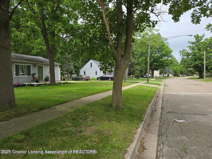 Property Photo:  402 Crossman  MI 48895 