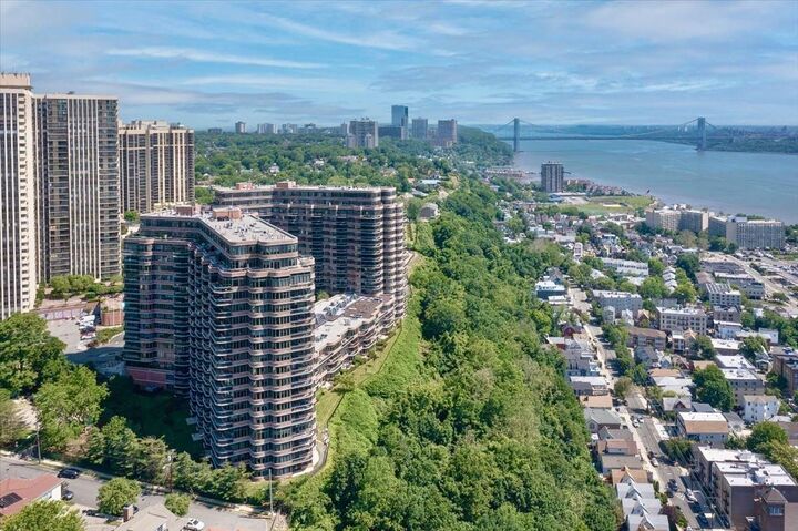 100 Carlyle Dr 3mn  Cliffside Park NJ 07010 photo