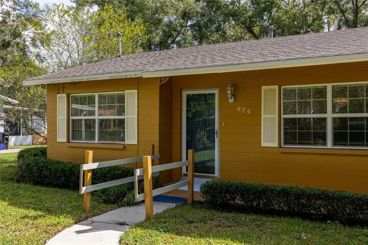 Property Photo: 625 NE 24th Street FL 32641