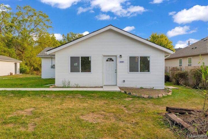1038 Vinewood Street  Auburn Hills MI 48326 1643 photo