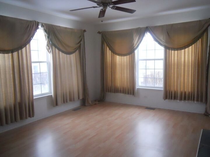 Property Photo:  524 E Knox Street  IL 60074 