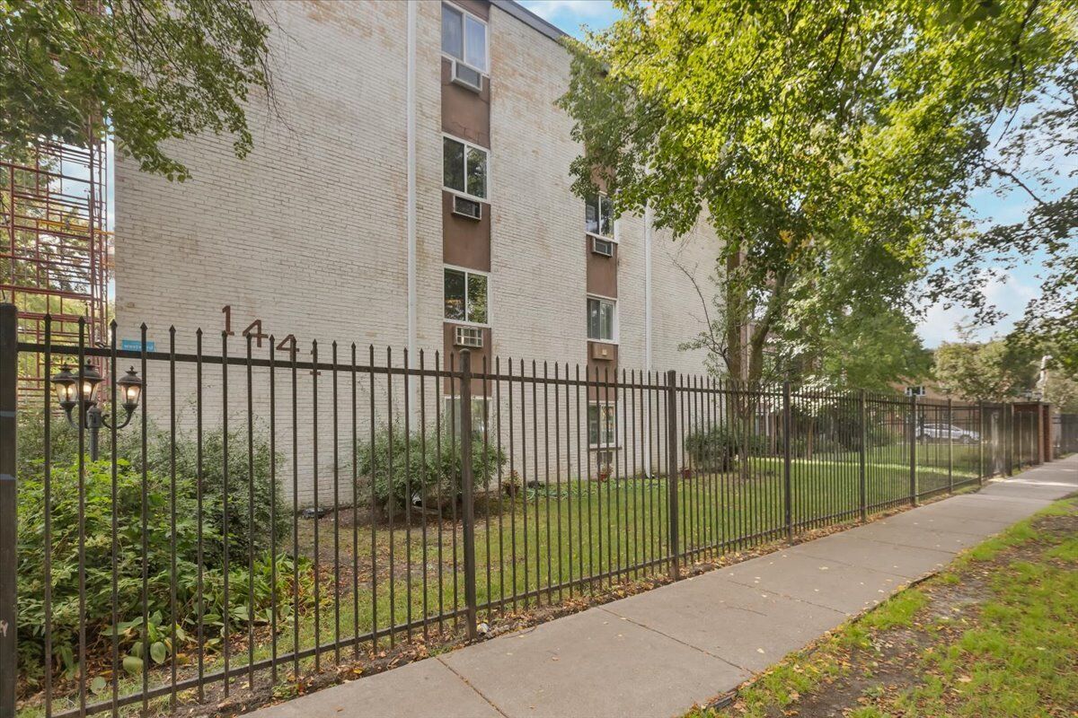 Property Photo: 1441 W Farwell Avenue 3E IL 60626