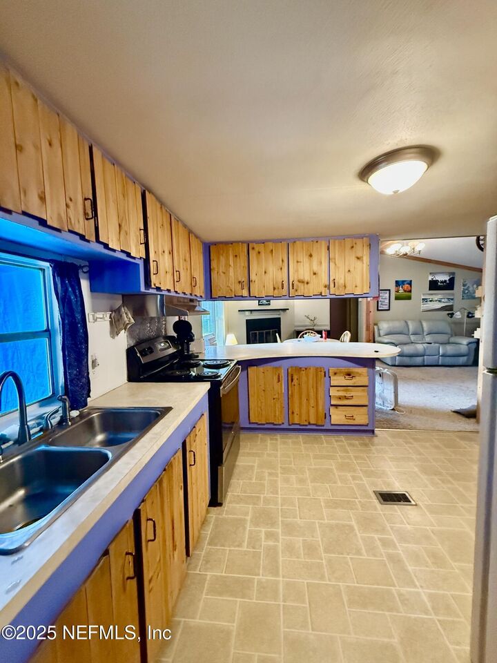 Property Photo: 210 Lenore Avenue FL 32148