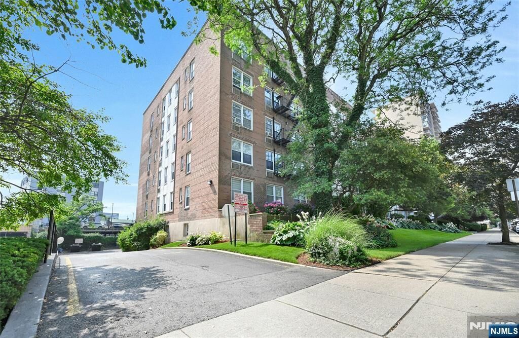 Property Photo:  2160 Center Avenue 5R  NJ 07024 