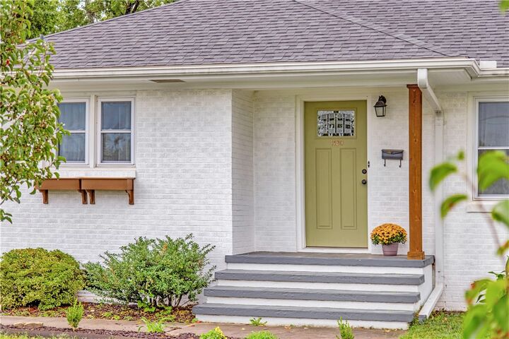 Property Photo: 1120 W Cypress Street AR 72756