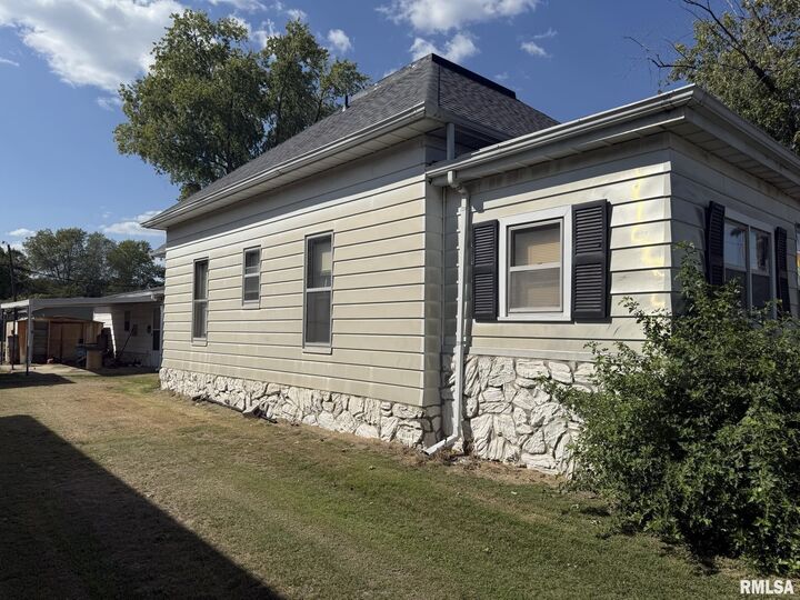 Property Photo:  501 S Washington Street  IL 62832 