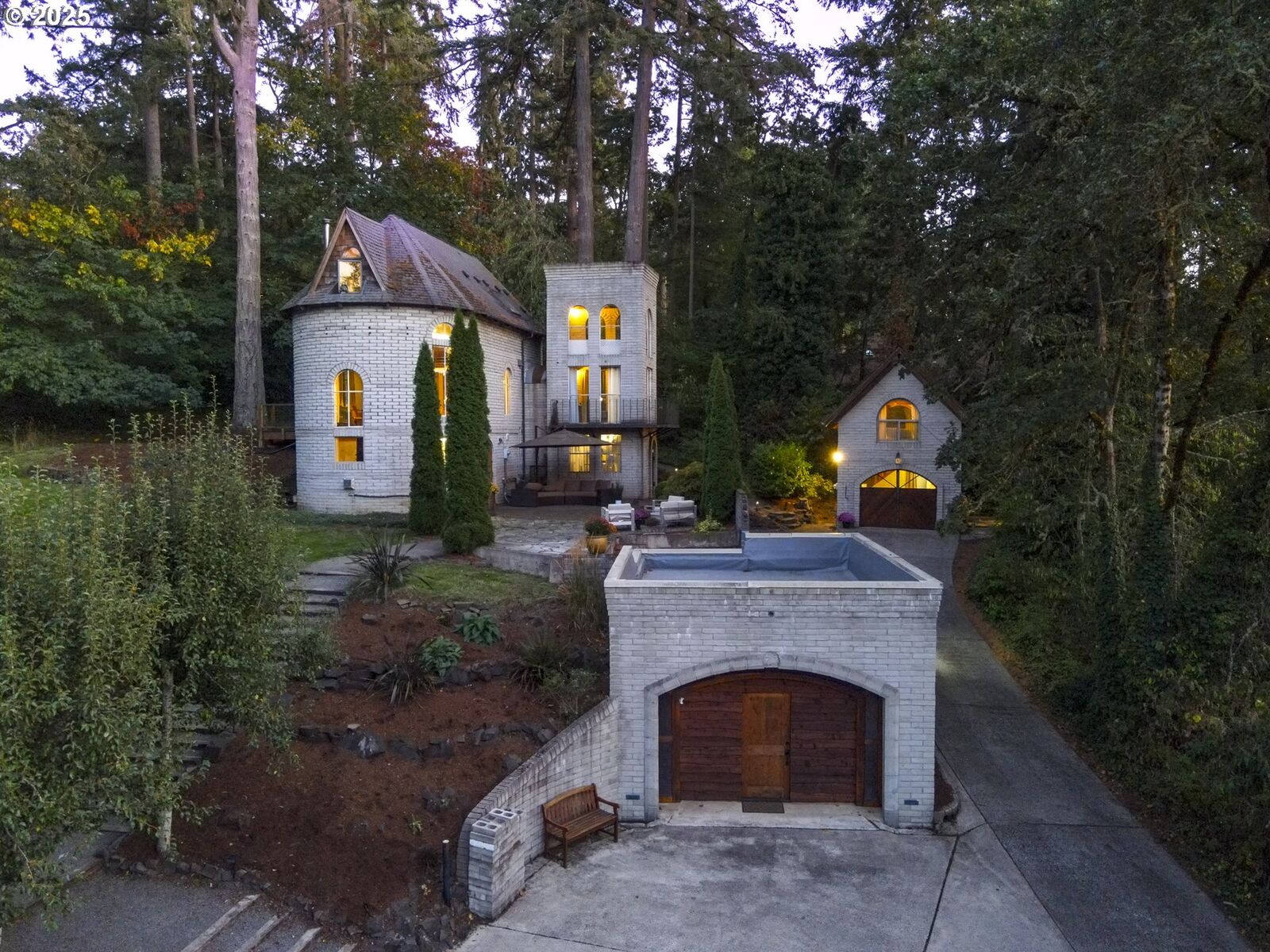 Property Photo:  1820 E 28th Ave  OR 97403 