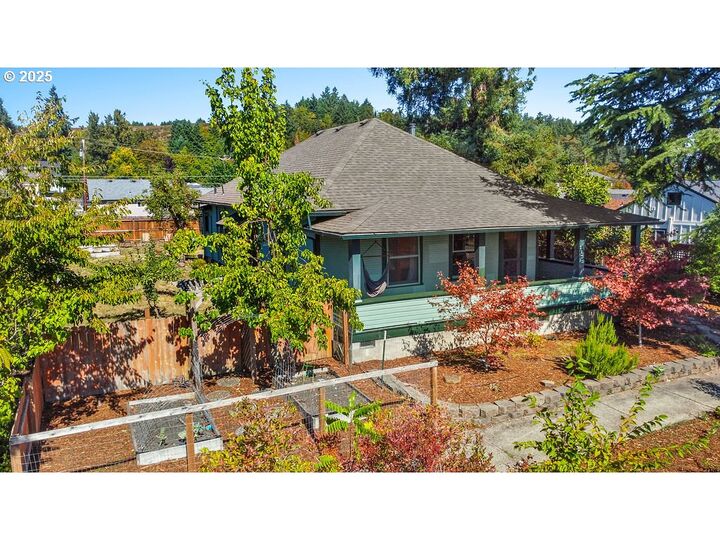 Property Photo: 1132 Ash Ave OR 97424
