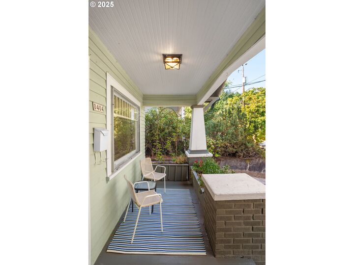 Property Photo:  404 S Dakota St  OR 97239 