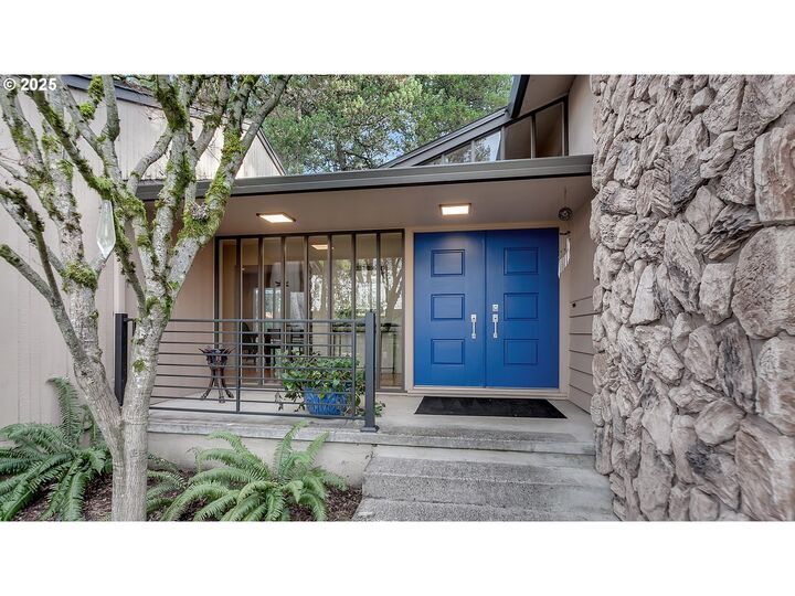 Property Photo:  11200 SW Lynnridge Ave  OR 97225 