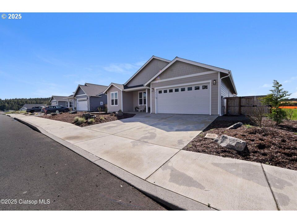 Property Photo:  1135 SE Bugle Ave  OR 97146 