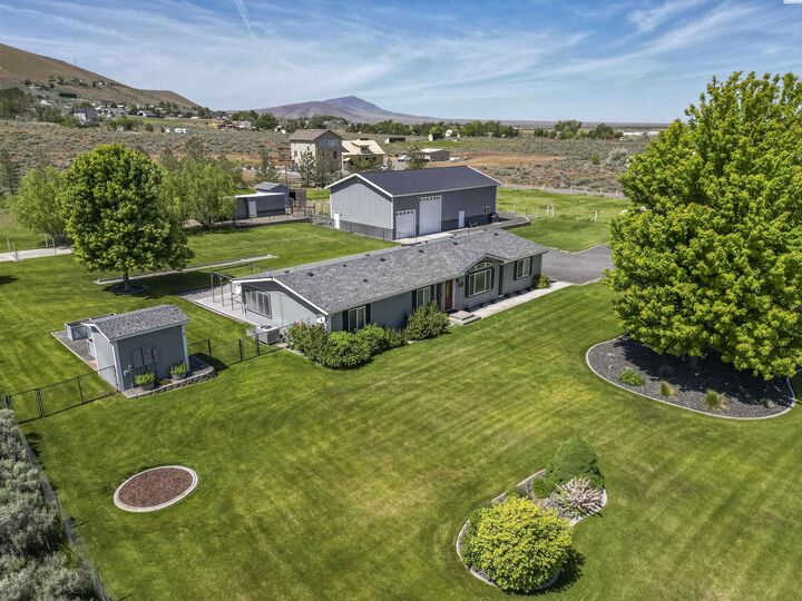 Property Photo:  57404 N 385 Prne  WA 99320 