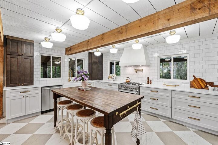 Property Photo:  402 Asbury Circle  SC 29640 