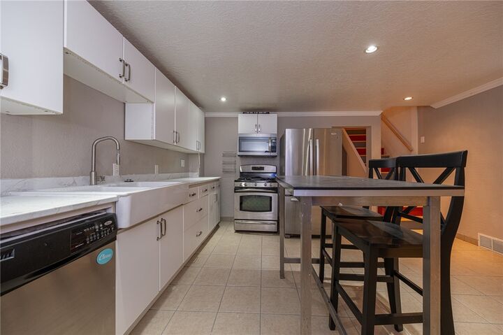 Property Photo:  1618 W Railroad St  PA 15106 