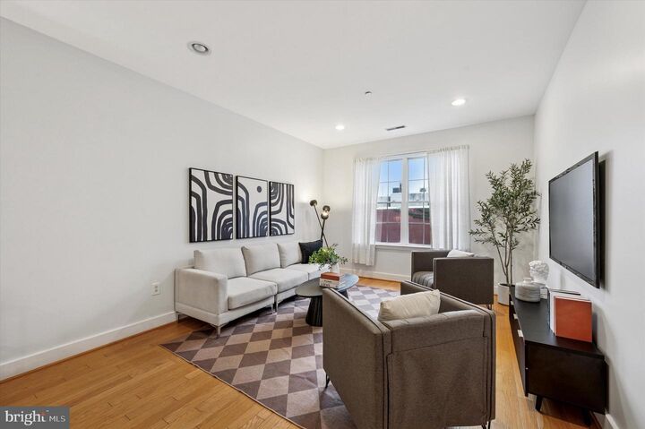 Property Photo:  714 Bainbridge Street 9  PA 19147 