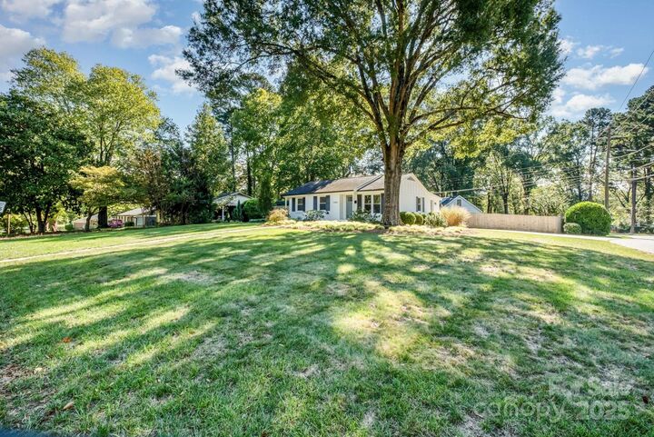 Property Photo:  5400 Larchmont Avenue  NC 28215 