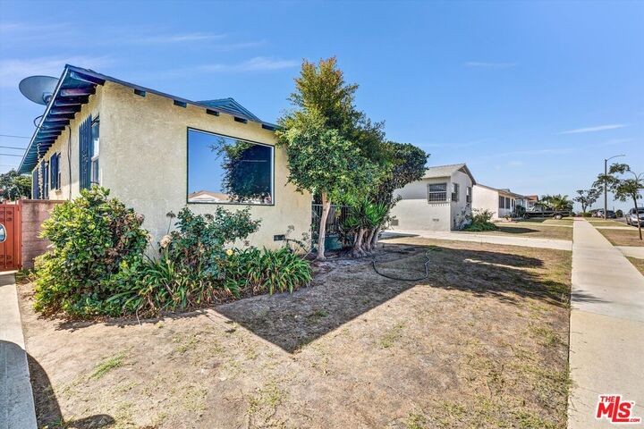 Property Photo: 1616 W 108th St CA 90047