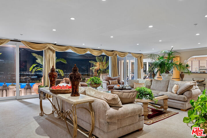 Property Photo:  7833 Torreyson Dr  CA 90046 