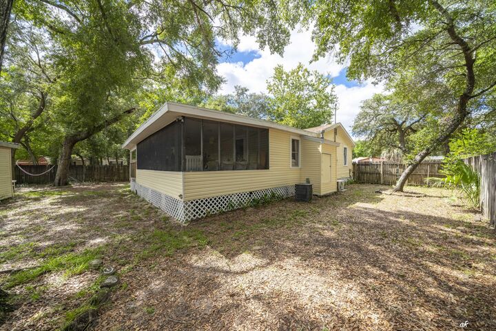 Property Photo: 815 Oakridge Road FL 32547